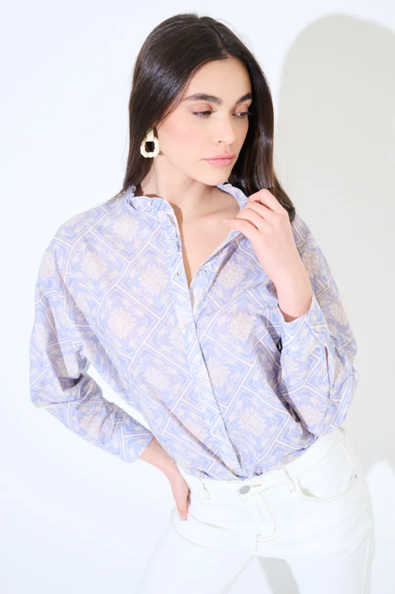 Outlet KIKISIX CAMICIA MUSSOLA STAMPATA CON COLLO COREANA ROUCHES DOPPIATA CELE