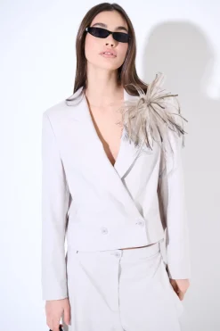 Fashion KIKISIX GIACCA CROP DOPPIO PETTO CON SPILLA PIUME BEIGE