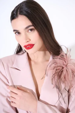 Clearance KIKISIX GIACCA CROP DOPPIO PETTO CON SPILLA PIUME TERRA