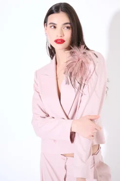 Clearance KIKISIX GIACCA CROP DOPPIO PETTO CON SPILLA PIUME TERRA