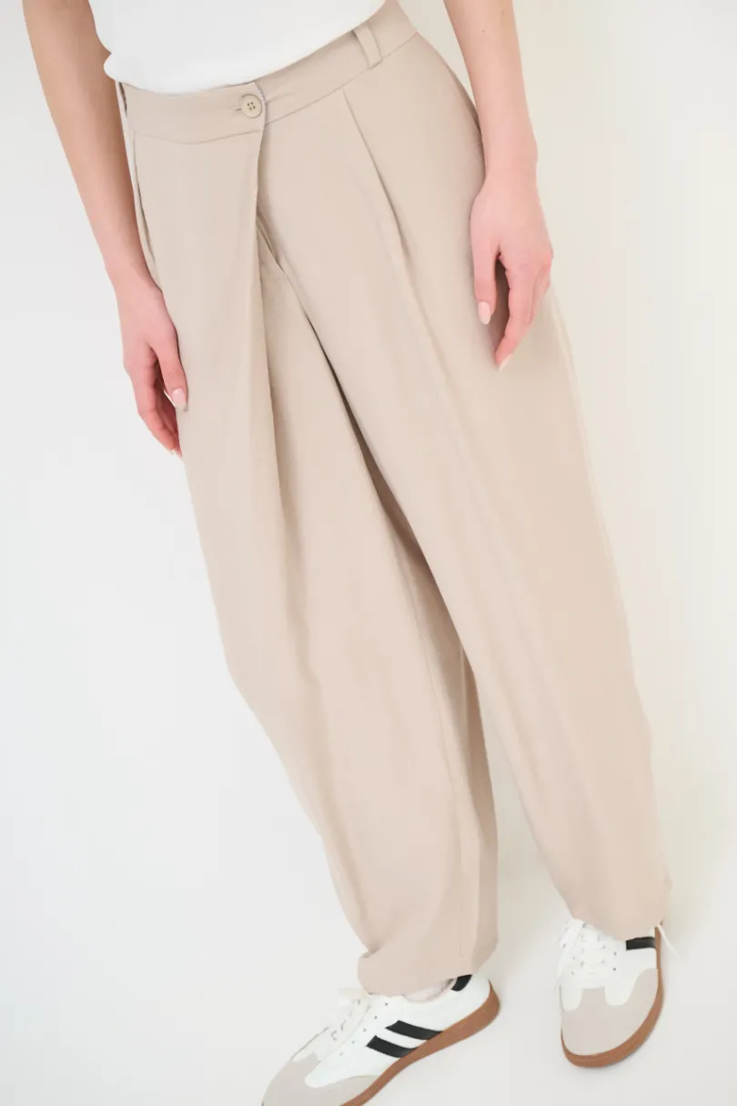 Clearance KIKISIX PANTALONE CARROT CON CINTURINO RIGA SABBIA